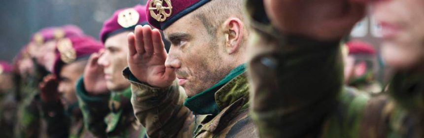 De rode baret behaald (foto: ministerie van Defensie)