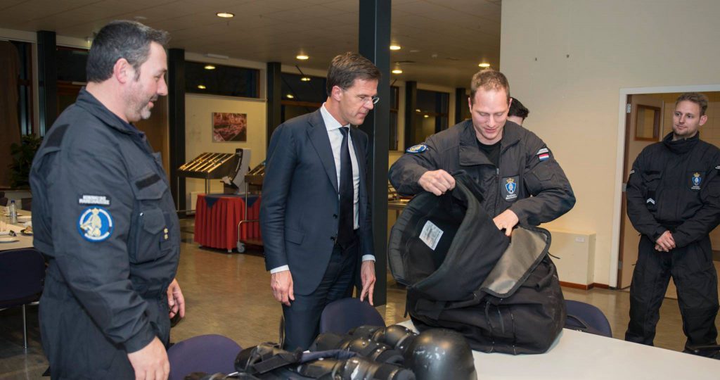 Rutte op bezoek bij de KMAR