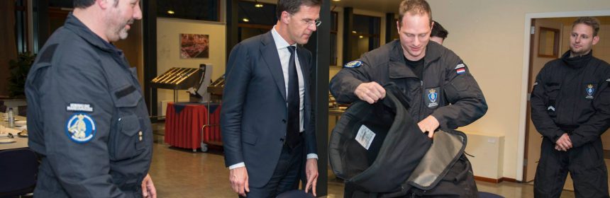 Rutte op bezoek bij de KMAR