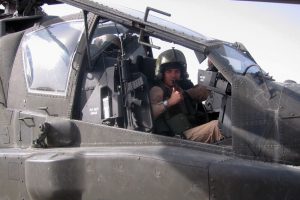 Roy de Ruiter in een Apache-gevechtshelikopter in Afghanistan.