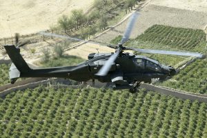 Roy de Ruiter vliegt in een Apache-gevechtshelikopter boven de Afghaanse provincie Uruzgan.