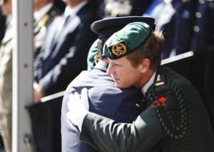 Nieuwe Ridder MWO majoor Roy de Ruiter omhelst Ridder MWO luitenant-kolonel Gijs Tuinman.
