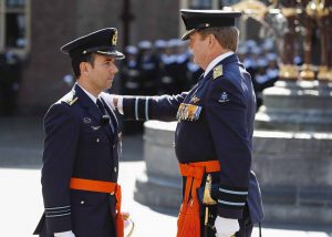 Koning Willem-Alexander slaat Roy de Ruiter tot ridder.