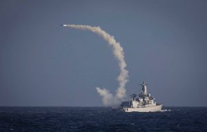 Zr.Ms.Van Speijk vuurt een Sea Sparrow af