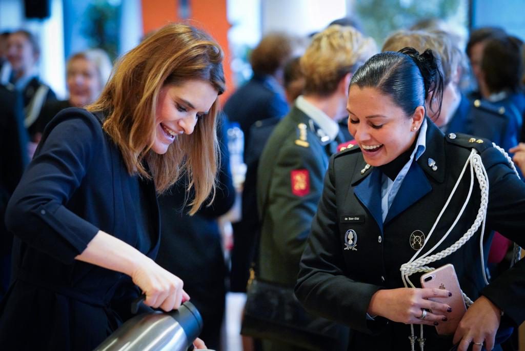 Staatssecretaris Visser met vrouwelijke luitenant (foto: Defensie.nl)