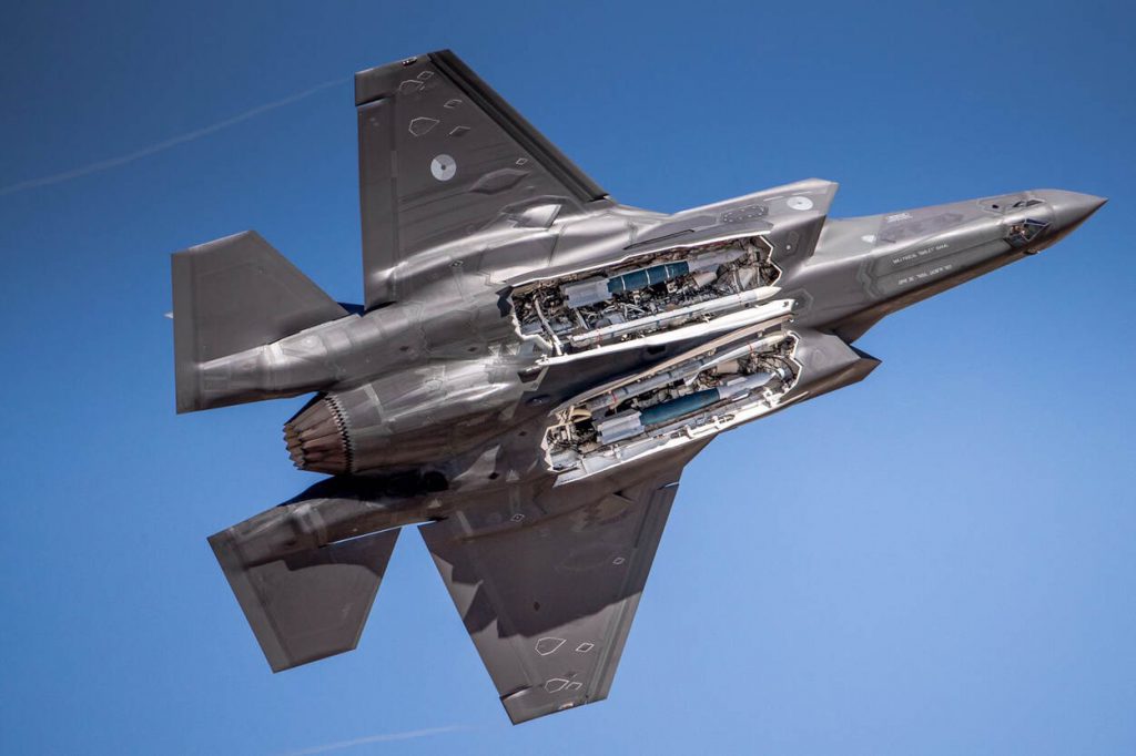 F-35 met bommenluik open (foto: Defensie.nl)
