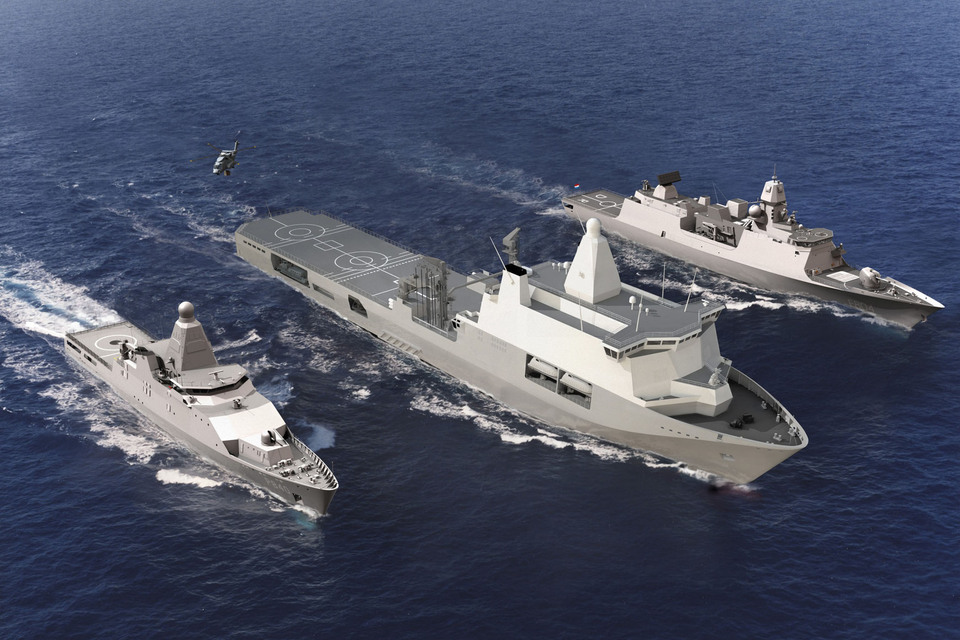 Hr. Ms. Karel Doorman (midden) - foto: defensie.nl