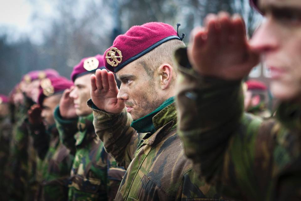 De rode baret behaald (foto: ministerie van Defensie)