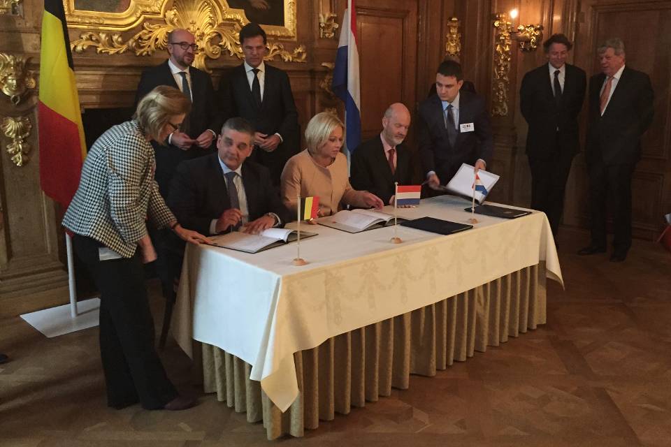 De Ondertekening: foto: Defensie.nl