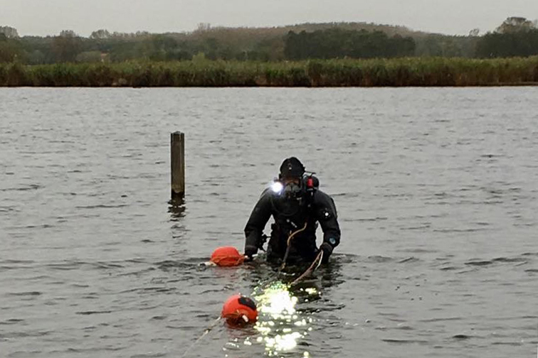 Een marineduiker tijdens de zoektocht in de Krabbeplas. (Foto: Defensie.nl