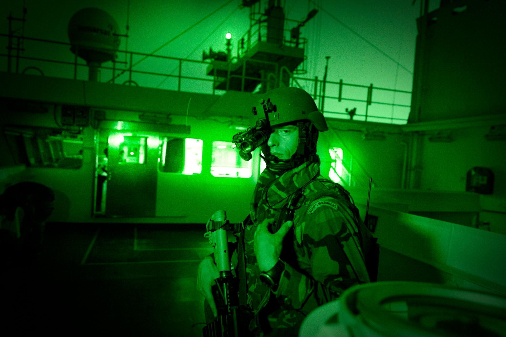 Een marinier beschermt hier in 2016 de Red Zed II tegen piraterij. Het is de 200ste inzet van een Vessel Protection Detachment. (Foto: ministerie van Defensie)