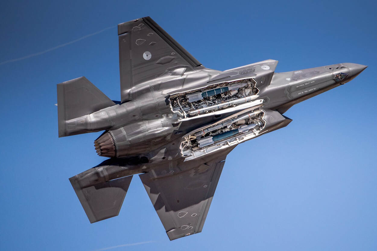 F-35 met bommenluik open (foto: Defensie.nl)