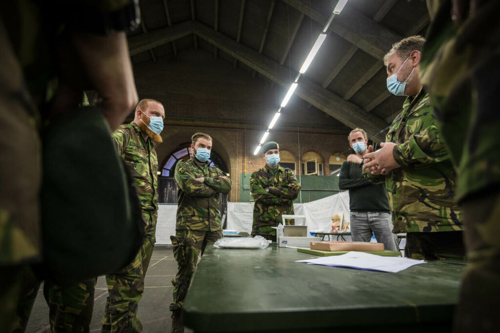 Defensie springt weer bij: hoe de lamme de blinde helpt (maar is er